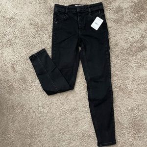 NWT BLACK FREE PEOPLE SKINNY JEAN—SIZE 26